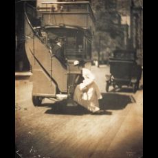 Kobieta wsiadajaca do pietrowego autobusu 1909